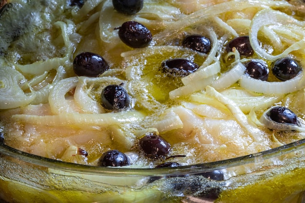 Schab z dorsza zapiekany w oliwie z ziemniakami, brokułami, gotowanym jajkiem i czarnymi oliwkami. Typowe danie Portugalii.