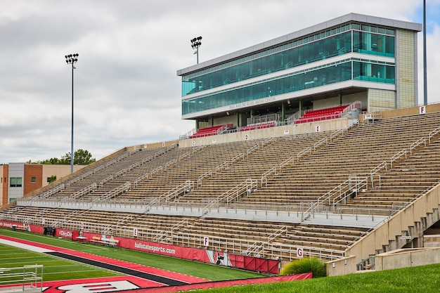 Zdjęcie scheumann stadium cardinals puste trybuny dla sportu w ponury dzień muncie indiana