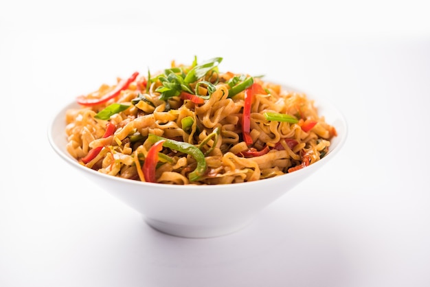 Schezwan veg noodles to pikantny i smaczny smażony płaski makaron Hakka z sosem i warzywami