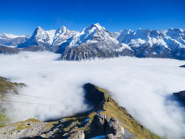 Schilthorn Piz Gloria Góry i chmury w dolinie Pasmo górskie przez chmury Zdjęcie w dużej rozdzielczości do projektowania