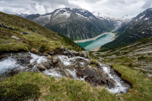 Zdjęcie schlegeis stausee widok na jezioro zillertal austria europa