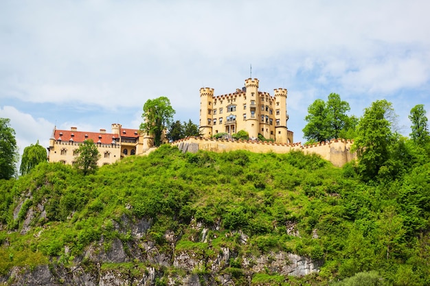 Schloss Hohenschwangau Castle lub Upper Swan County Palace to pałac w wiosce Hohenschwangau niedaleko Füssen w Bawarii w Niemczech. Schloss Hohenschwangau był dziecięcą rezydencją króla Ludwika II.