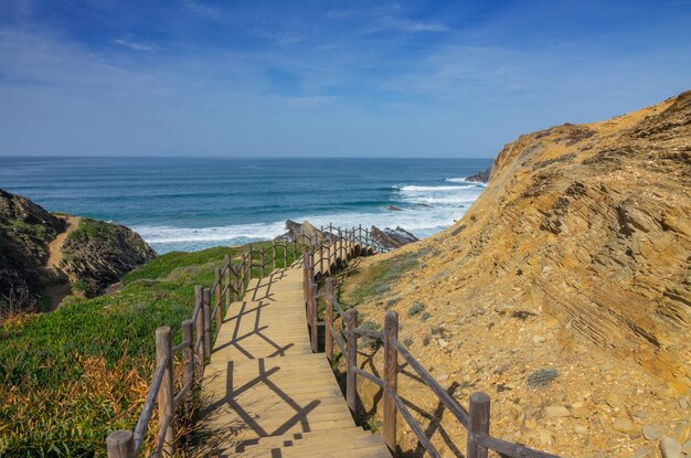 Schody do plaży na wybrzeżu Algarve w Portugalii