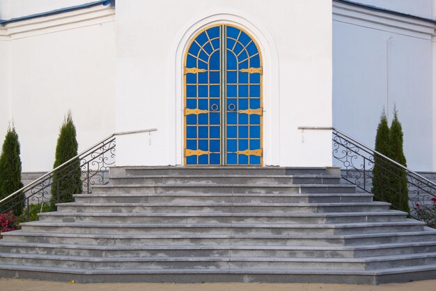Schody do świątyni i niebieskie drzwi do budynku