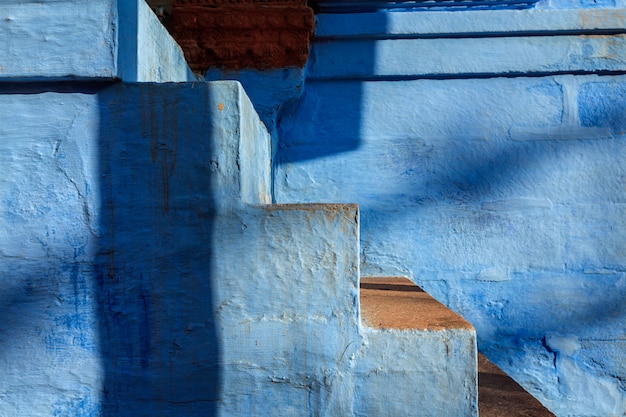 Zdjęcie schody pomalowanego na niebiesko domu w jodhpur, blue city wokół fortu mehrangarh. jodphur, radżastan