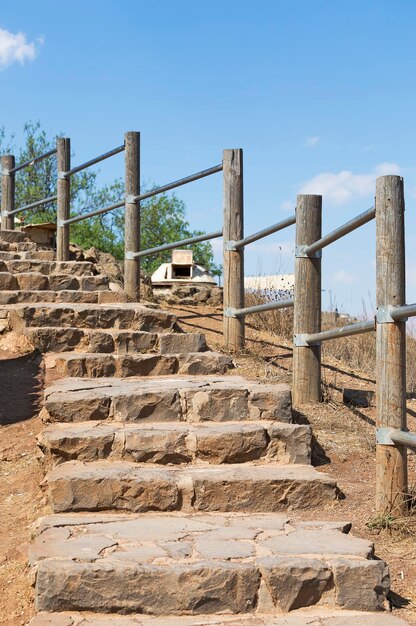 Schody prowadzące do fortyfikacji na górze Bental w Izraelu