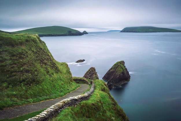 Schody prowadzące na molo Dunquin w Irlandii