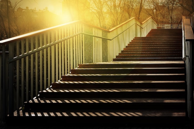Schody z cieniem Światło słoneczne na schodach z drewnianymi stopniami i metalową balustradą Gra światła