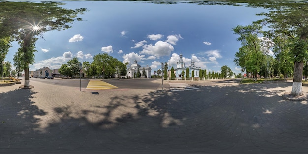SCHUCHIN BIAŁORUŚ SIERPIEŃ 2019 pełna bezszwowa sferyczna panorama hdri 360 stopni kąt widzenia w parku w pobliżu kościoła równoprostokątna projekcja sferyczna z zenitem i nadirem dla treści VR