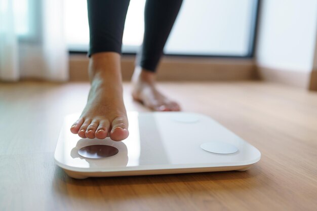 Schudnij Dieta tłuszczowa i skaluj stopy stojące na wagach elektronicznych do kontroli wagi Przyrząd pomiarowy w kilogramach do diety