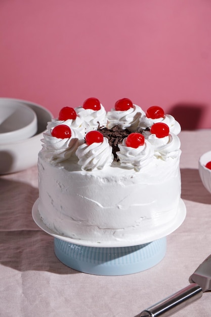 Schwarzwalder Kirschtorte, tort szwarcwaldzki, ostre światło, tło stołu w słońcu, nowoczesna martwa natura, deser wiśniowy na nowoczesnym tle