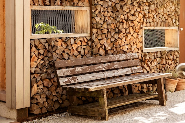 Ściana do przechowywania drewna opałowego jest ozdobą w ogrodzie społecznościowym lub na dziedzińcu stosu drewna opałowego