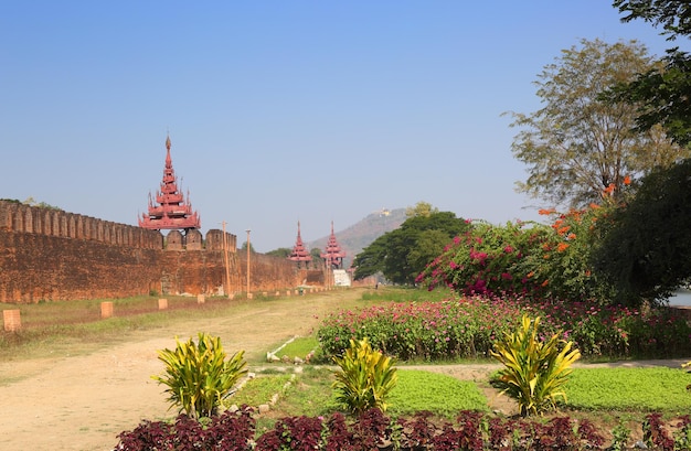 Ściana Pałacu Królewskiego i Mandalay Hill