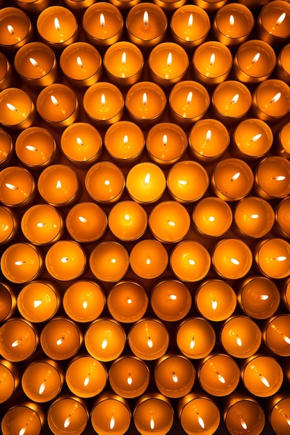ściana pomarańczowych świec w kościele w Barcelonie