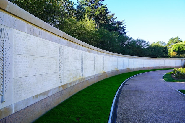 Ściana pomnika zaginionego II wojny światowej w Normandii we Francji