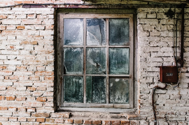 Ściana z cegieł z starym drewnianym okno