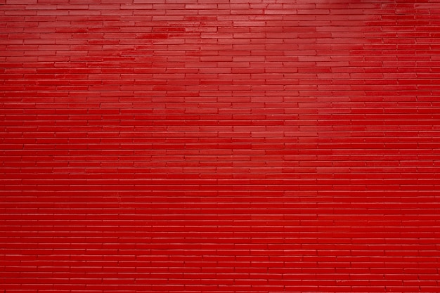 Ściana z czerwonej cegły i wykończenie zaprawy