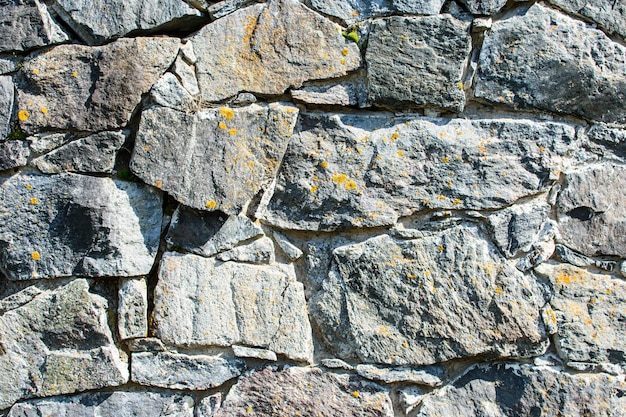 Ściana z dużych kamieni naturalnych
