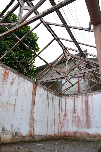 Ściany opuszczonego starego, zrujnowanego domu bez dachu po katastrofie