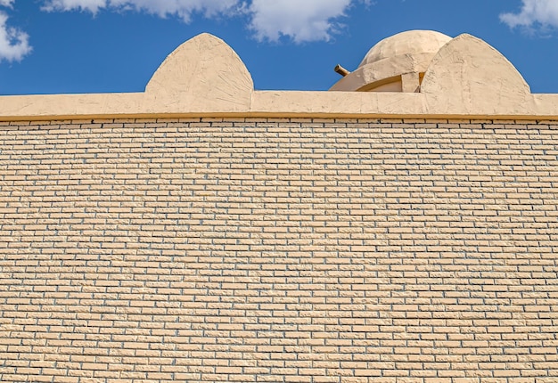 Ściany twierdzy ozdobione są trawertynem Rekonstrukcja starożytnego miasta Szymkent w Kazachstanie