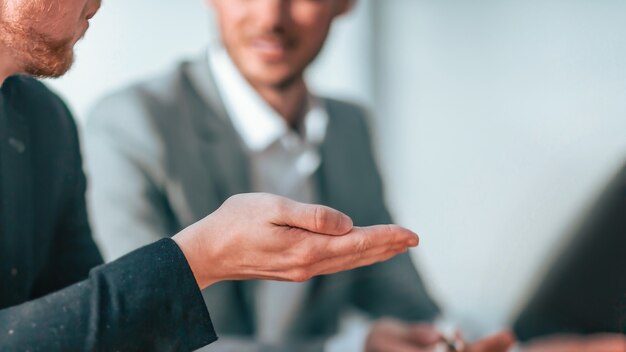 Ścieśniać. biznes człowiek omawiając z kolegami kwestie pracy. pomysł na biznes