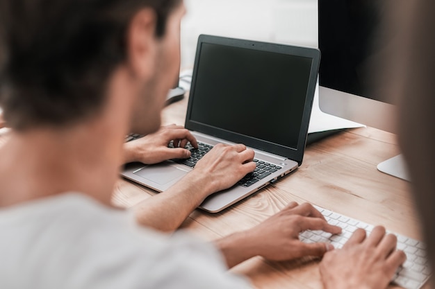 Ścieśniać. grupy studentów pracujących na komputerach. ludzie i technologia