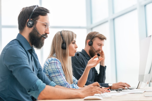 Ścieśniać. Młodych Operatorów Call Center W Miejscu Pracy.