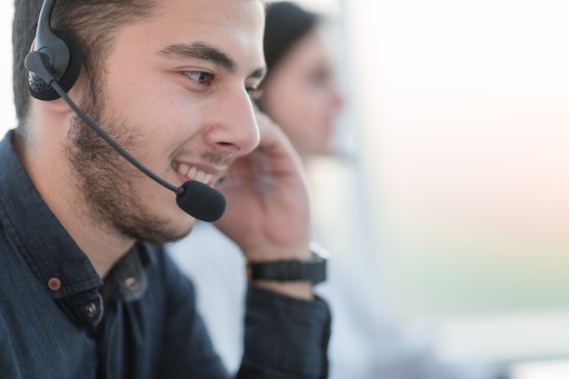 Zdjęcie Ścieśniać. portret operatora call center. zdjęcie z miejscem na kopię