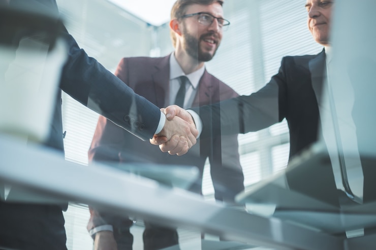 Zdjęcie ścieśniać. wizerunek pewnych partnerów biznesowych uścisk dłoni. pomysł na biznes