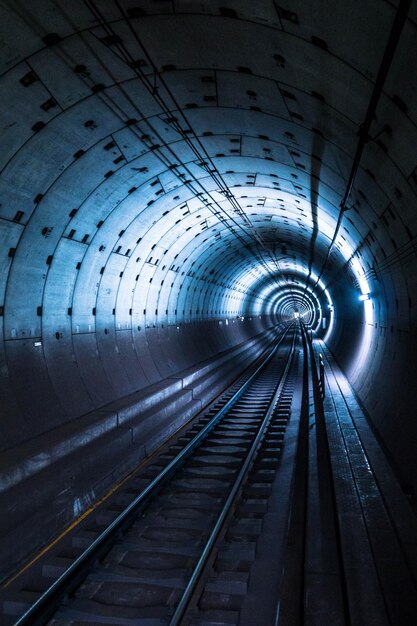 Zdjęcie Ścieżka kolejowa w oświetlonym tunelu