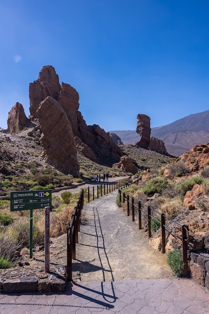 Ścieżka między Roques de Gracia i Roque Cinchado w naturalnym obszarze Teide na Wyspach Kanaryjskich Teneryfa