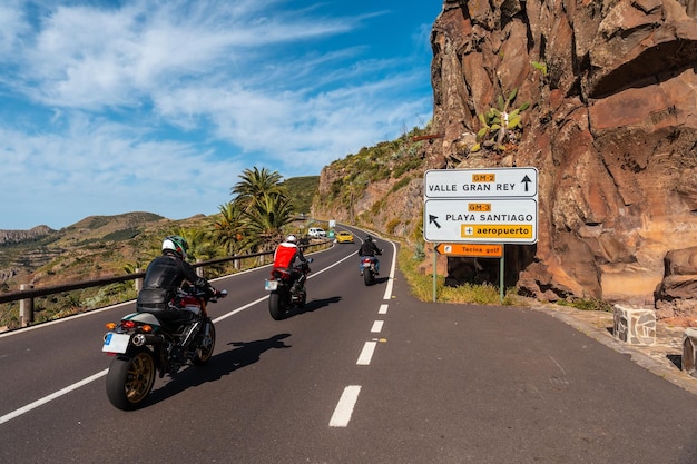 Ścieżka motocyklowa na górskiej drodze w punkcie widokowym Degollada de Peraza na Wyspach Kanaryjskich La Gomera