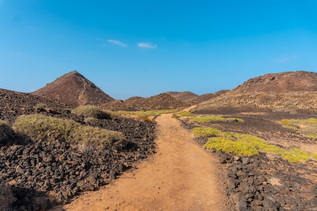 Ścieżka na północ od Isla de Lobos, wzdłuż północnego wybrzeża wyspy Fuerteventura, Wyspy Kanaryjskie. Hiszpania