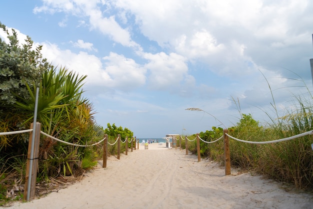 Ścieżka piaszczysta do Miami South Beach na Florydzie, USA.