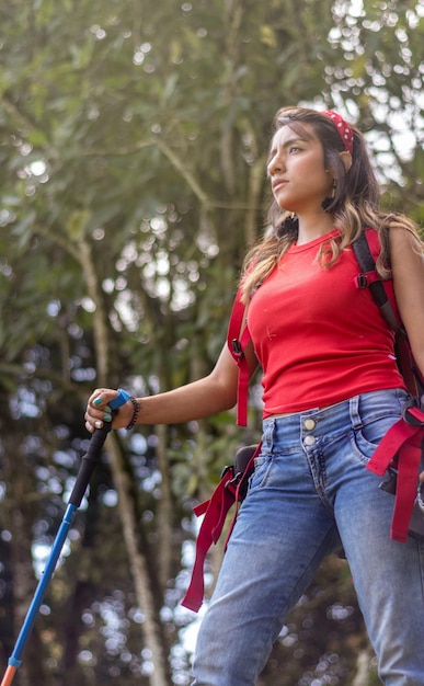 Ścieżka przed kobietą Trekking w dziczy z sprzętem turystycznym