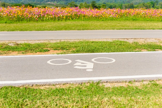 Zdjęcie Ścieżka rowerowa dla rowerzystów. rowerowy pas ruchu w parku