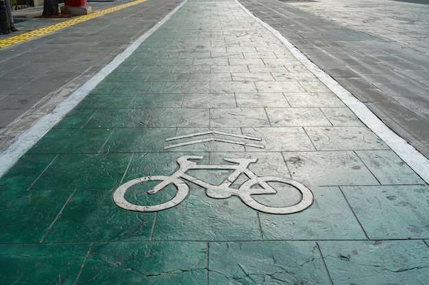 ścieżka rowerowa, ruch uliczny, transport miejski i ekologiczne zielone znaki rowerowe