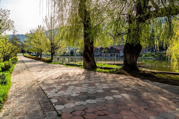 Ścieżka spacerowa wzdłuż małego jeziora w Dilijan Armenia w piękny wiosenny dzień