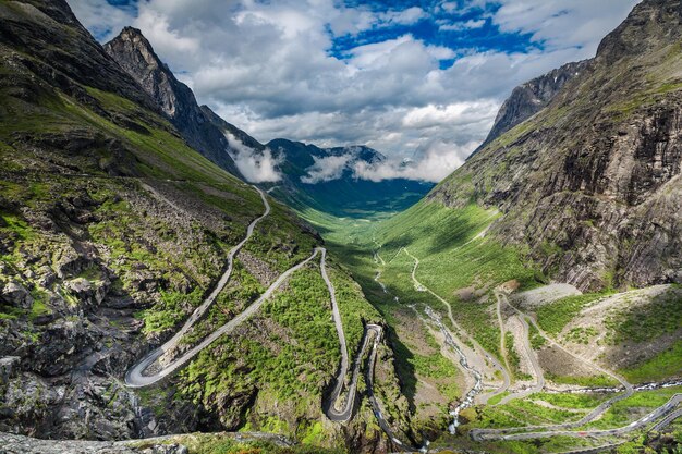 Ścieżka Trolla Trollstigen lub Trollstigveien kręta górska droga w Norwegii.