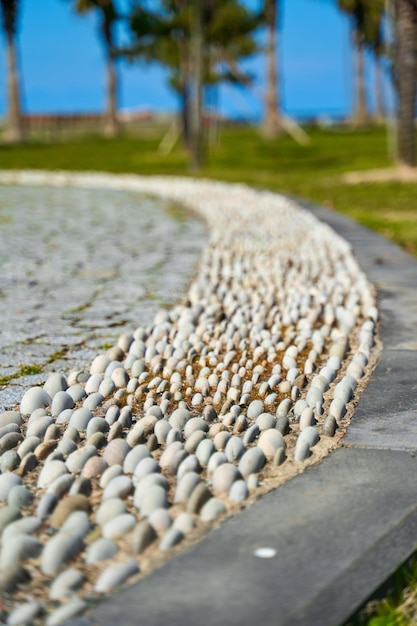 Ścieżka Z Małych Kamieni Do Masażu Stóp Na Promenadzie Nad Morzem