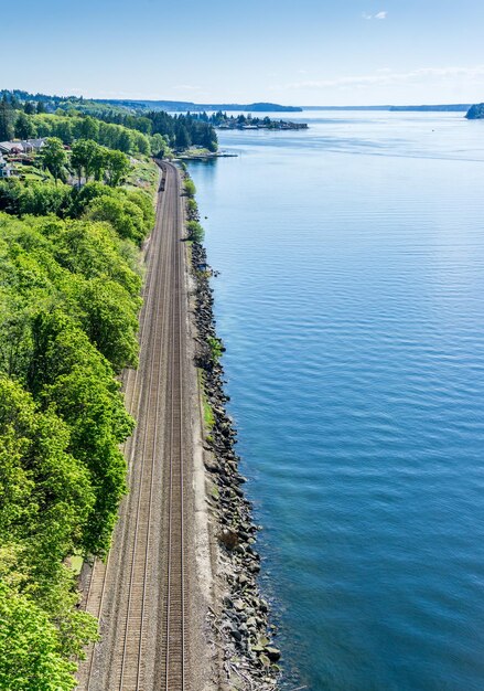 Ścieżki kolejowe biegną wzdłuż brzegu Tacoma Narrows