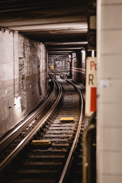 Zdjęcie Ścieżki kolejowe na stacji metra