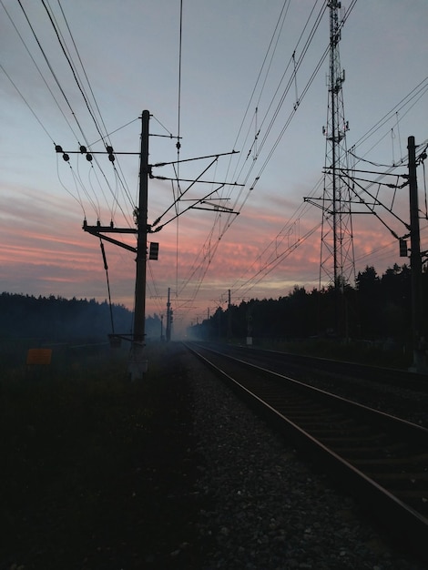 Zdjęcie Ścieżki kolejowe na tle nieba podczas zachodu słońca