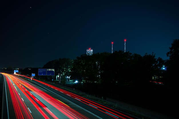Zdjęcie Ścieżki światła na drodze na tle nocnego nieba