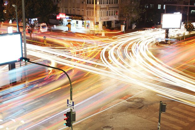 Zdjęcie Ścieżki światła na ulicy w nocy