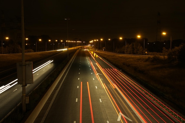 Ścieżki świetlne na autostradzie w nocy