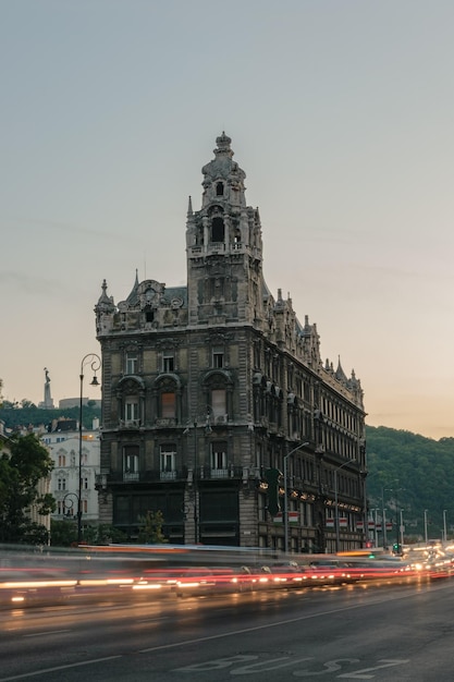 Ścieżki świetlne na ulicy podczas zachodu słońca w mieście