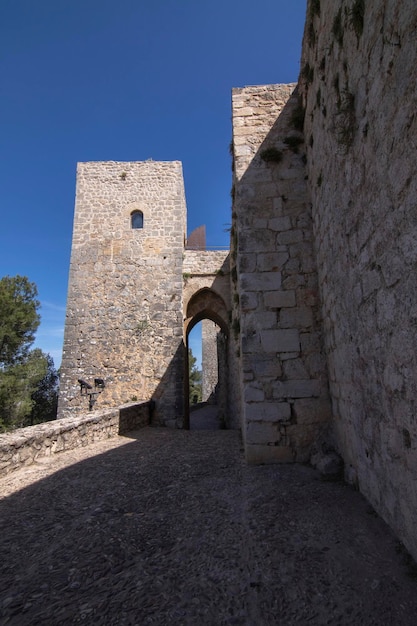 Ścieżki wokół zamku Santa Catalina w Jaen Hiszpania Wspaniałe widoki ze szczytu wzgórza