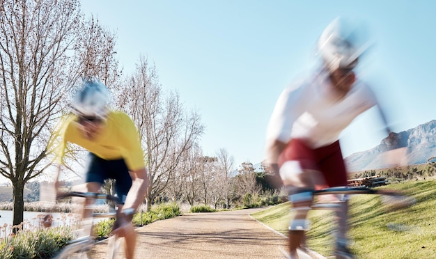 Zdjęcie Ścigaj się na rowerze i szybkości z mężczyznami w parku, aby trenować rozmycie ruchu i trening cardio maraton sportowy i ćwiczenia z rowerzystami jadącymi na rowerze dla szybkiego wyzwania i sprawności do zawodów