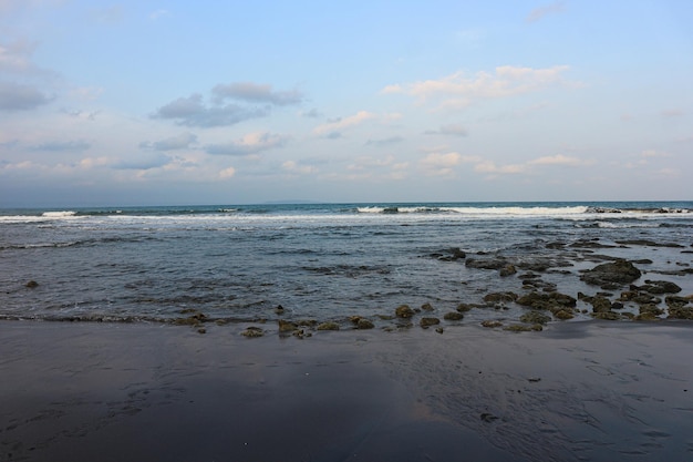 Sea Ocean Wave uderzył w skałę na plaży. Pejzaż morski. Skoncentruj się na pierwszym planie